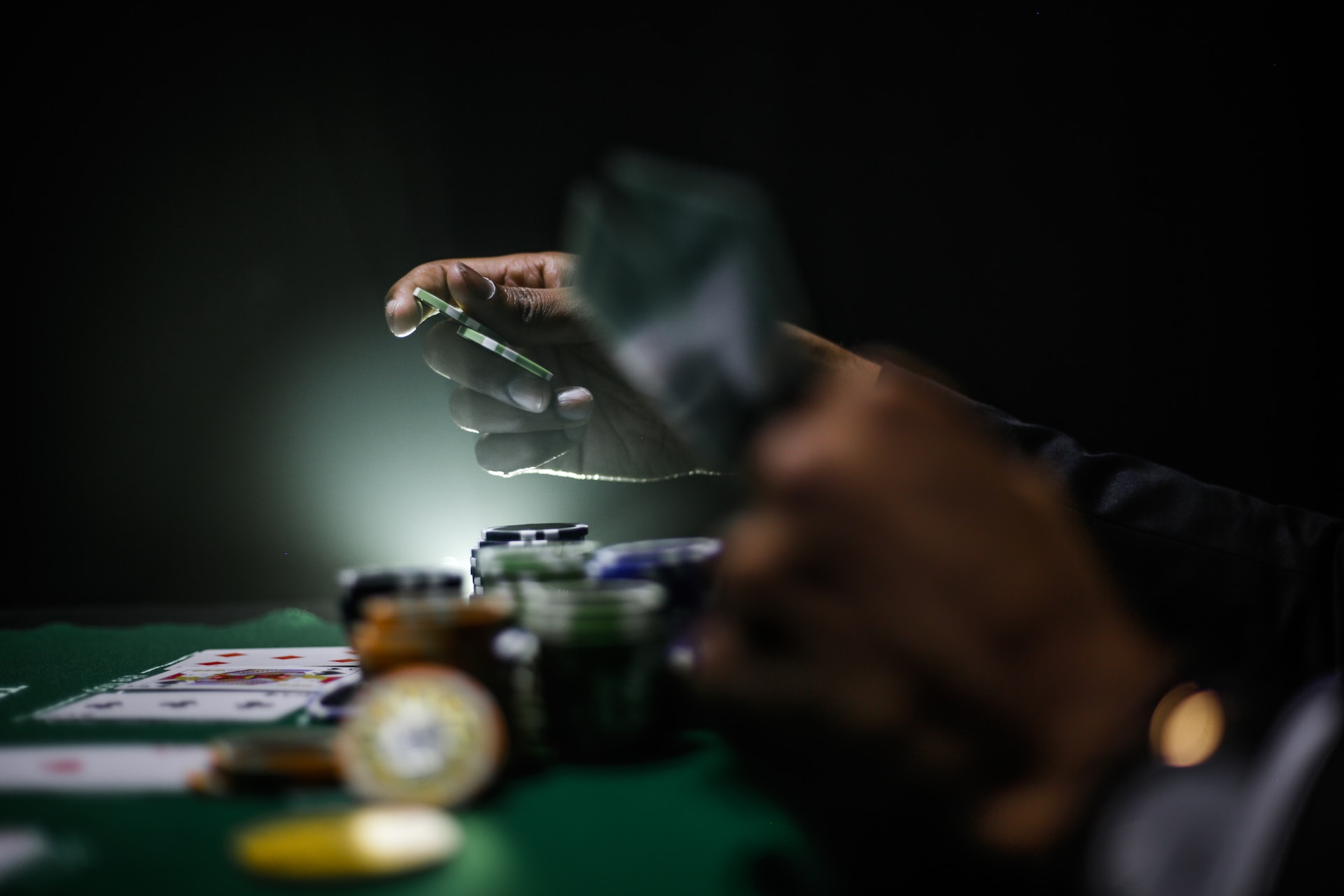 Read more about the article Live dealer spill i nettcasinoer og deres bidrag til sosial interaksjon