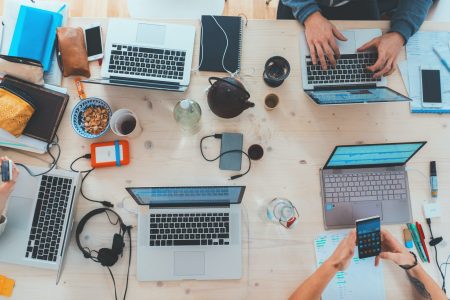 Den sosiale siden av live online gambling: hvordan kasinoer fostrer fellesskapet